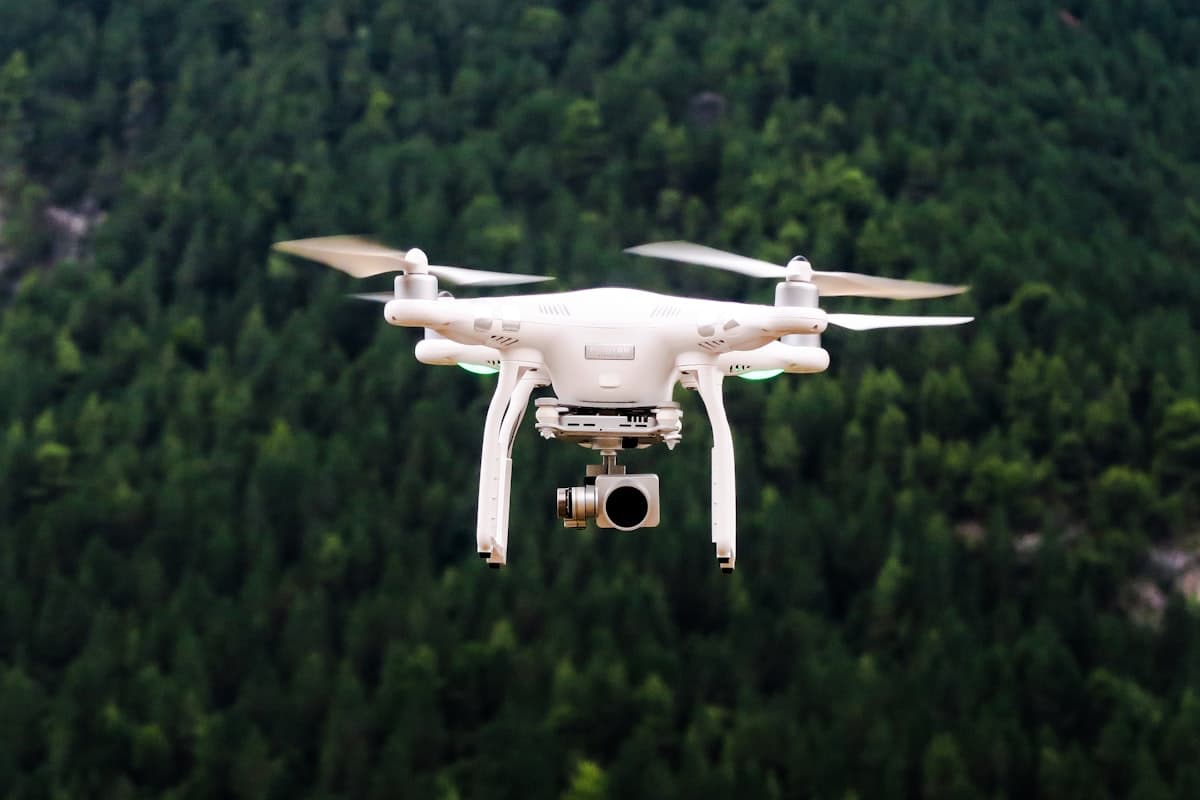 Inspectiedrone met camera in de vlucht boven een bosgebied